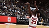 NBA 2K23 seizoen 9 screenshot van Michael Jordan die een sprongschot maakt