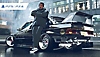 Captură de ecran din Need for Speed Unbound cu un pilot de curse de stradă pe o mașină puternic modificată.