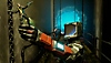 Ein Droide hält eine Actionfigur von Zane Flynt aus Borderlands 3 hoch