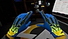 Snímek obrazovky ze hry NFL Pro Era, na kterém hráč obdivuje své rukavice, které jsou modré se zeleným a černým potiskem kostlivých prstů