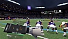 NFL Pro Era-screenshot van de speler die een tactiekwijziging aangeeft via een digitaal wedstrijdboekje op zijn pols