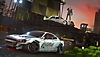 Skærmbillede fra Need for Speed Unbound, der viser en figur, der står ovenpå en bil og råber i en megafon, imens en bil suser afsted nedenfor