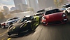 صورة فنية أساسية لتحديث Volume 2 من لعبة Need for Speed Unbound تُظهر المتسابقين يهربون بسرعة من سيارة الشرطة