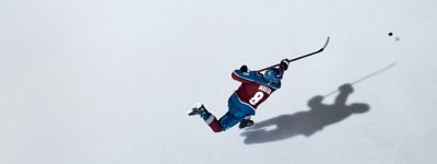 NHL 24 – Heldengrafik, die einen Spieler auf dem Eis von oben zeigt