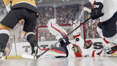 Captura de tela de NHL 24 mostrando um goleiro mergulhando dramaticamente para uma defesa