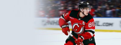 Bannière de NHL 25 – un joueur en tenue rouge en gros plan