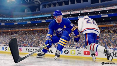 لقطة شاشة من لعبة NHL 25 - تعرض اثنان من لاعبي الهوكي في لحظة تفاعل حماسي