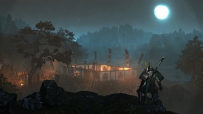 Captura de pantalla de Nioh 3 que muestra a un guerrero samurái mirando hacia abajo a un puesto con tiendas de campaña.