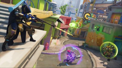 لقطة شاشة من Overwatch 2 تعرض شخصية تصوّب بسلاح من أعلى حافة مبنى.