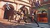 لقطة شاشة من Overwatch 2 تعرض شخصيات تلوّح لبعضها البعض بفأس ومطرقة عملاقة.