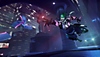 Skjermbilde fra Overwatch 2 av figuren Orisa som kaster et grønt prosjektil