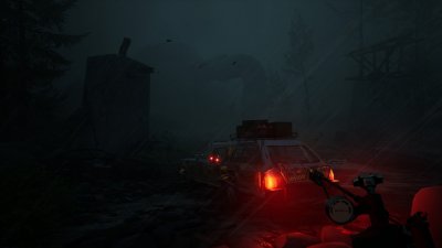 Snímek obrazovky ze hry Pacific Drive s autem zaparkovaným v temné opuštěné průmyslové oblasti a za silného lijáku.