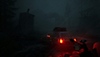 Pacific Drive - captura de tela mostrando um carro estacionado em uma zona industrial escura e abandonada, sob chuva forte