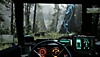 Pacific Drive – Screenshot mit einer First-Person-Perspektive in einem Auto während weiter voraus Blitze in einem Wald einschlagen