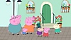 Captura de pantalla de Peppa Pig que muestra un grupo de personajes al lado de una casa verde
