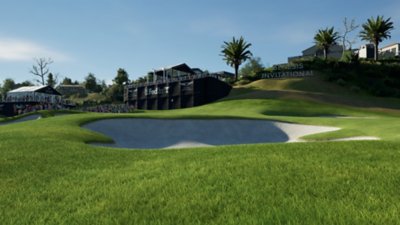 PGA Tour 2K25 – zrzut ekranu przedstawiający jedno z pól, z bunkrem oświetlonym słońcem