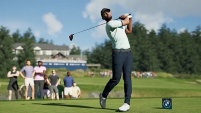 PGA Tour 2K25 – zrzut ekranu przedstawiający postać wykonującą zamach kijem golfowym, stojącą przy niewielkiej grupce ludzi