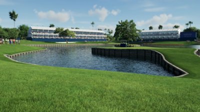 PGA Tour 2K25 – zrzut ekranu przedstawiający pole golfowe z dużym akwenem na pierwszym planie i dwoma białymi obiektami na dalszym planie