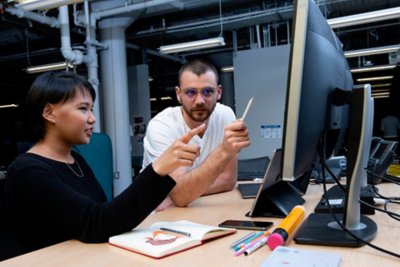 SIE-werknemers die samenwerken aan een bureau