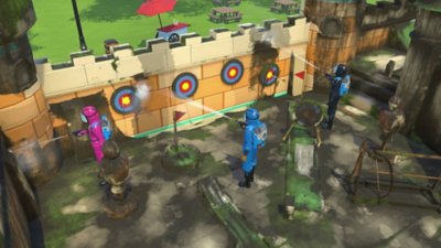 Powerwash Simulator - captura de tela mostrando três jogadores limpando uma pista de minigolfe com tema de castelo