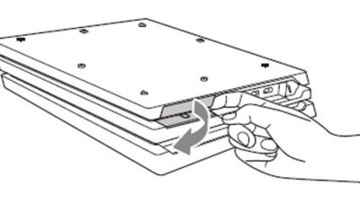 ضع جهاز PS4 على الجانب الخلفي وأزل الملصق