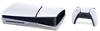 Modelová skupina konzolí PS5 slim ležících horizontálně s bezdrátovým ovladačem DualSense