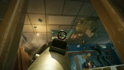 لقطة شاشة من لعبة Rainbow Six Siege تعرض لاعبًا يصوب سلاحه