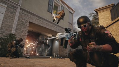 Capture d'écran de Tom Clancy's Rainbow Six Siege – une équipe s'apprête à entrer dans un bâtiment