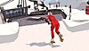 《Rollerdrome》螢幕截圖，顯示一名穿著連褲工作服、頭戴安全帽的滑板玩家一邊玩滑板一邊用霰彈槍射擊