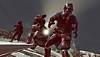 لقطة شاشة للعبة Red Dead Redemption يظهر فيها الزومبي وهم يسيرون على مسار سكة حديد