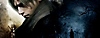《生化危机4》重制版主题宣传海报，展示漆黑、稀疏的林地中的一个剪影。