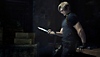 Resident Evil 4-screenshot van Leon Kennedy die poseert met een mes