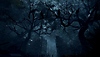 Resident Evil 4 – snímek obrazovky s mnoha vránami usazenými na holých stromech poblíž železné brány