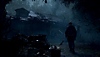 《Resident Evil 4》螢幕截圖，描繪里昂·甘迺迪走近一間殘破的鄉間簡居。