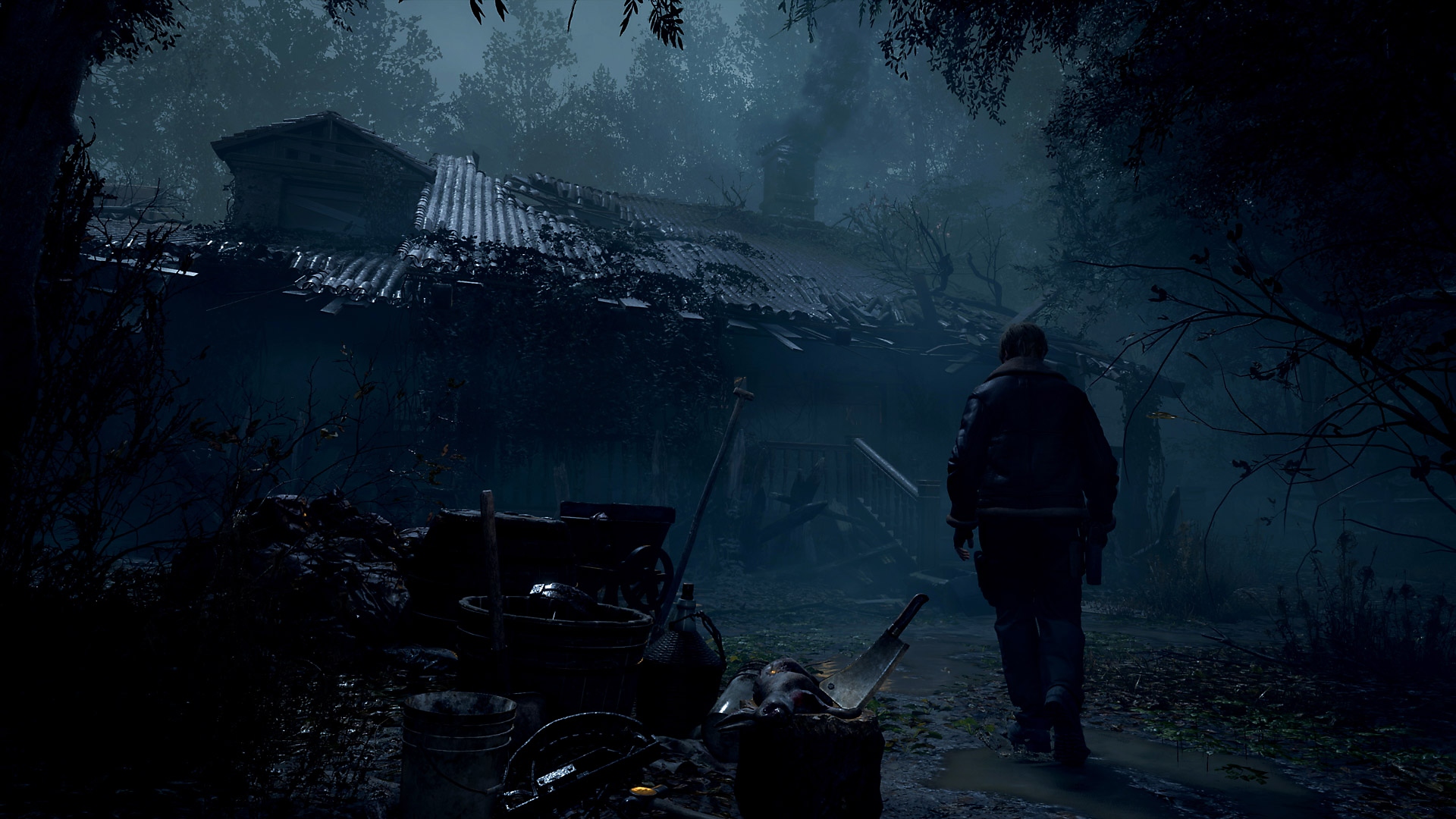 لقطة شاشة من Resident Evil 4 تعرض Leon Kennedy يقترب من منزل ريفي مُدمَّر.