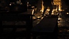 《Resident Evil 4》螢幕截圖，描繪一間鄉野廚房，僅靠火光照亮。