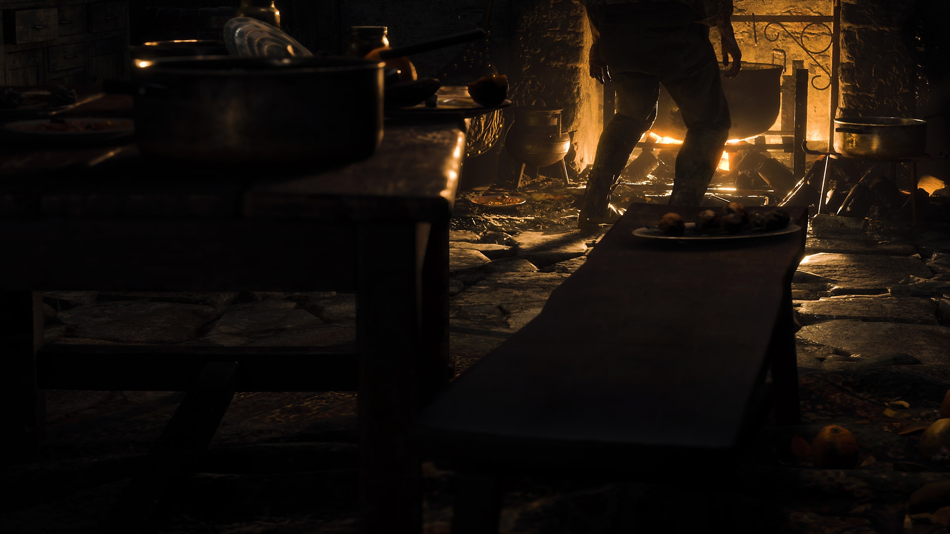 Istantanea della schermata di Resident Evil 4 che mostra una cucina rurale illuminata solo dalla luce del fuoco.