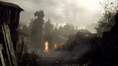 لقطة شاشة من Resident Evil 4 تعرض حريقًا في ساحة بلدة صغيرة