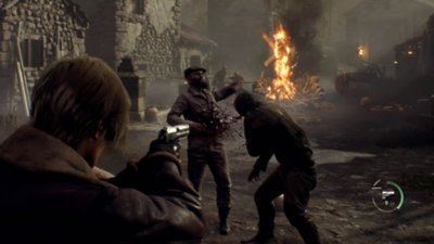 Captura de pantalla de Resident Evil 4 que muestra a Leon disparando a dos aldeanos enemigos