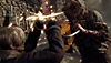 Captura de pantalla de Resident Evil 4 que muestra a Leon bloqueando un ataque de una motosierra con su cuchillo.