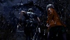 Resident Evil 4 – Screenshot, der Leon Kennedy und Ashley zeigt, die durch den Regen laufen.