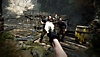 Resident Evil 4 – Screenshot, der angreifende Gegner und Leon beim Nachladen einer Handfeuerwaffe zeigt