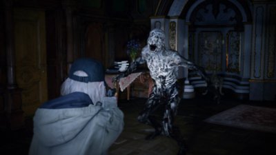 Resident Evil Village Shadows of Rose – DLC-skärmbild som visar en zombieliknande varelse som attackerar Rose Winters
