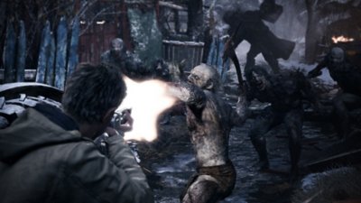 Resident Evil Village – snímka obrazovky zachytená z pohľadu tretej osoby, na ktorom Ethan Winters strieľa na stvorenie podobné zombie