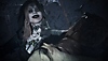《Resident Evil Village》螢幕截圖，以第三人稱視角顯示伊森·溫特斯佇立在一隻像是吸血鬼的敵人前方