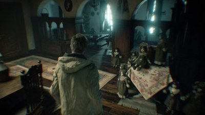 Resident Evil Village – snímka obrazovky zachytená z pohľadu tretej osoby, na ktorom sa Ethan Winters nachádza v miestnosti plnej bábik