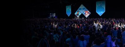 ステージ上の2人の選手を応援する大勢の観衆を写したEVO 2024の写真。