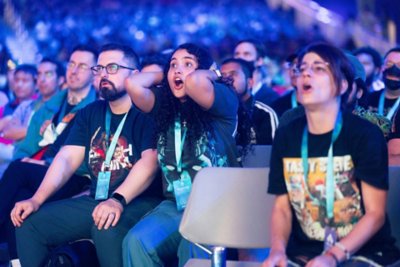 EVO 2024の写真 感嘆の表情で何かを見つめる観客の若い女性。