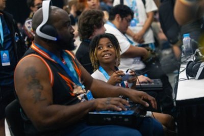 EVO 2024の写真 大人の男性と対戦する男の子。
