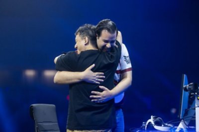 EVO 2024の写真 ハグし合う2人の選手